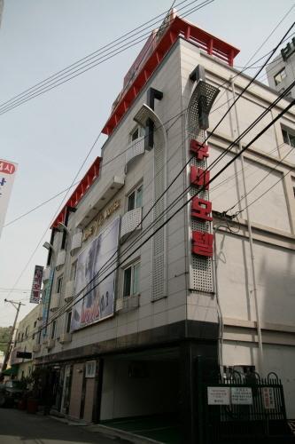 Movie Motel Jinju Εξωτερικό φωτογραφία